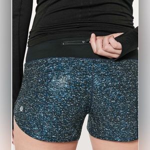 Lululemon Speed Up Short *2.5" in Speckled Foil White Blue / Black Size 6